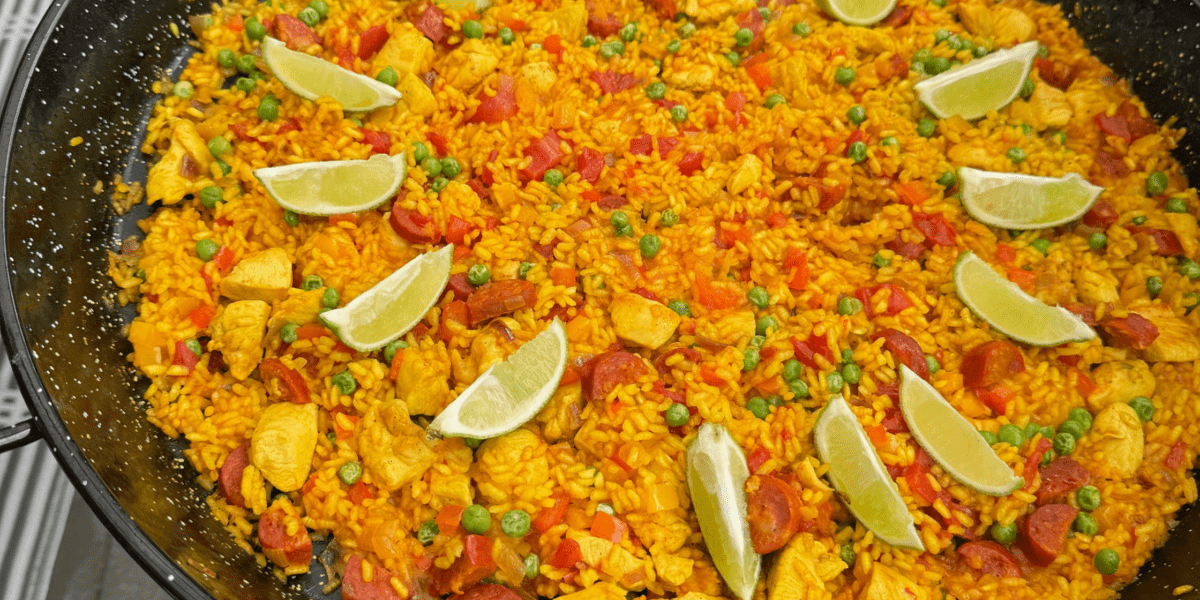 Zomerse paella met kip chorizo en doperwten