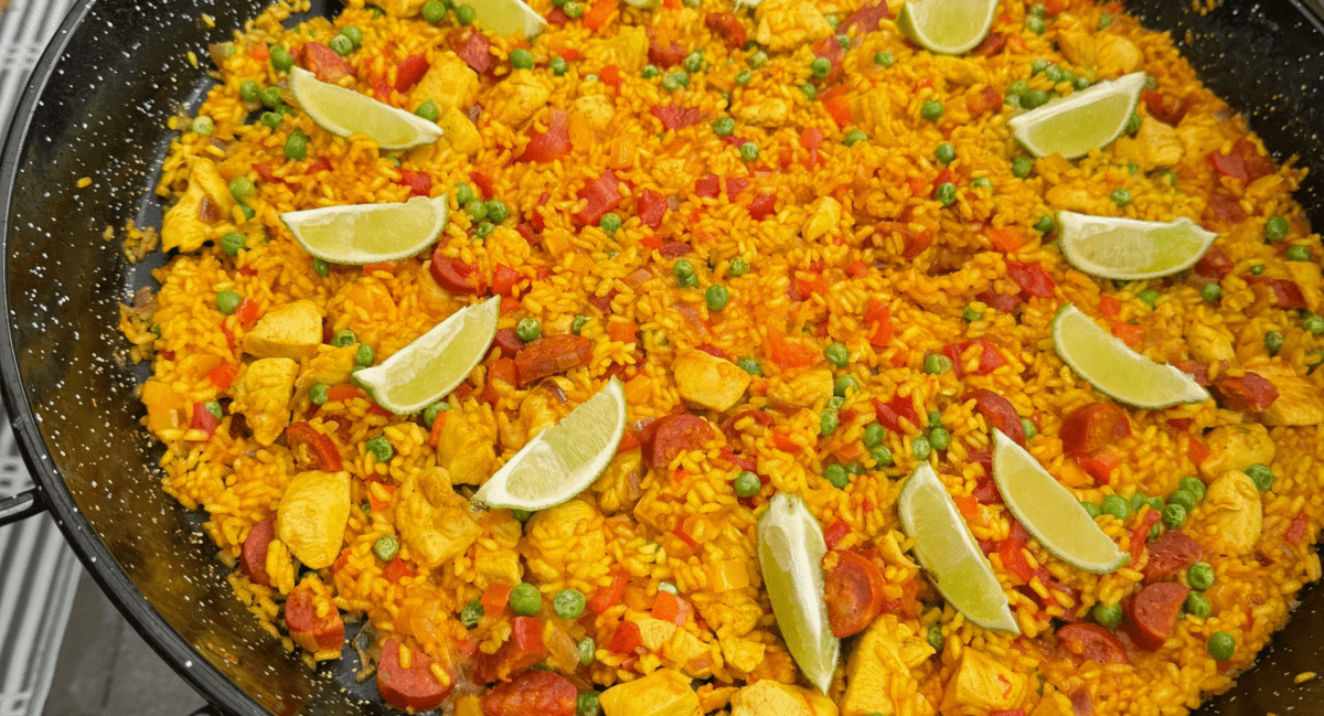 Zomerse paella met kip chorizo en doperwten