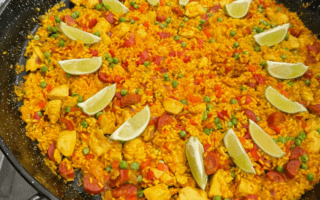 Zomerse paella met kip chorizo en doperwten