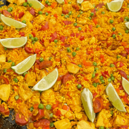 Zomerse paella met kip chorizo en doperwten