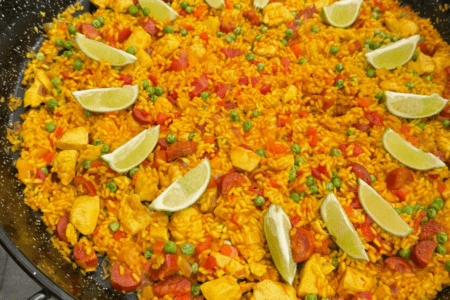 Zomerse paella met kip chorizo en doperwten